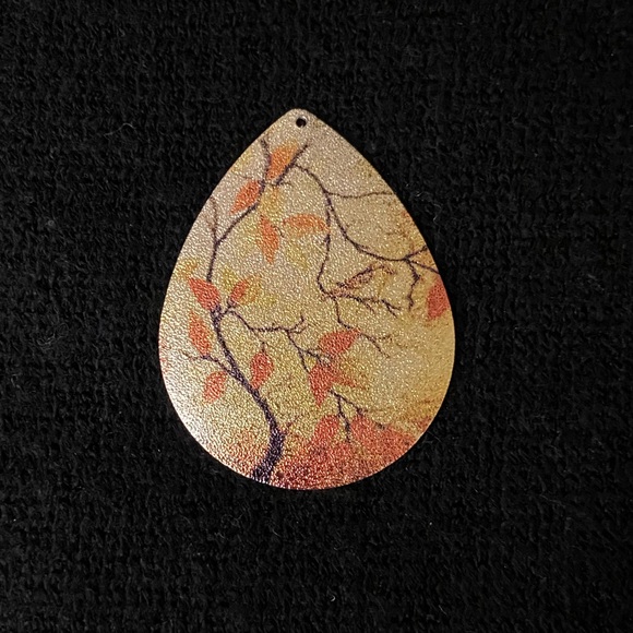 unknown Jewelry - Thin metal Asian inspired tear drop shape charm